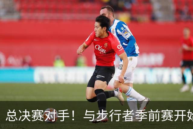 总决赛对手！与步行者季前赛开始前 雷霆球员纷纷过来和哈利拥抱